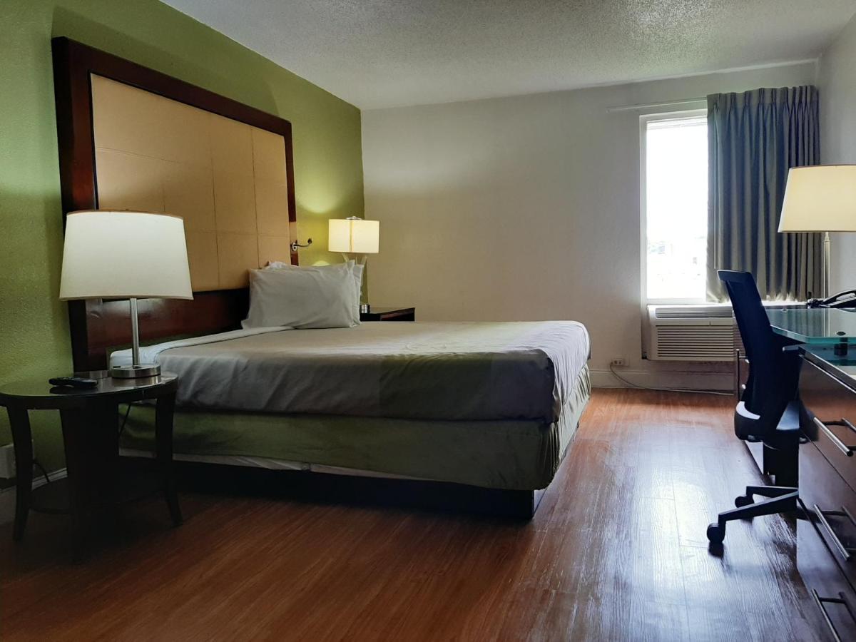 Econo Lodge Airport Near Billy Graham Parkway Шарлотт Экстерьер фото