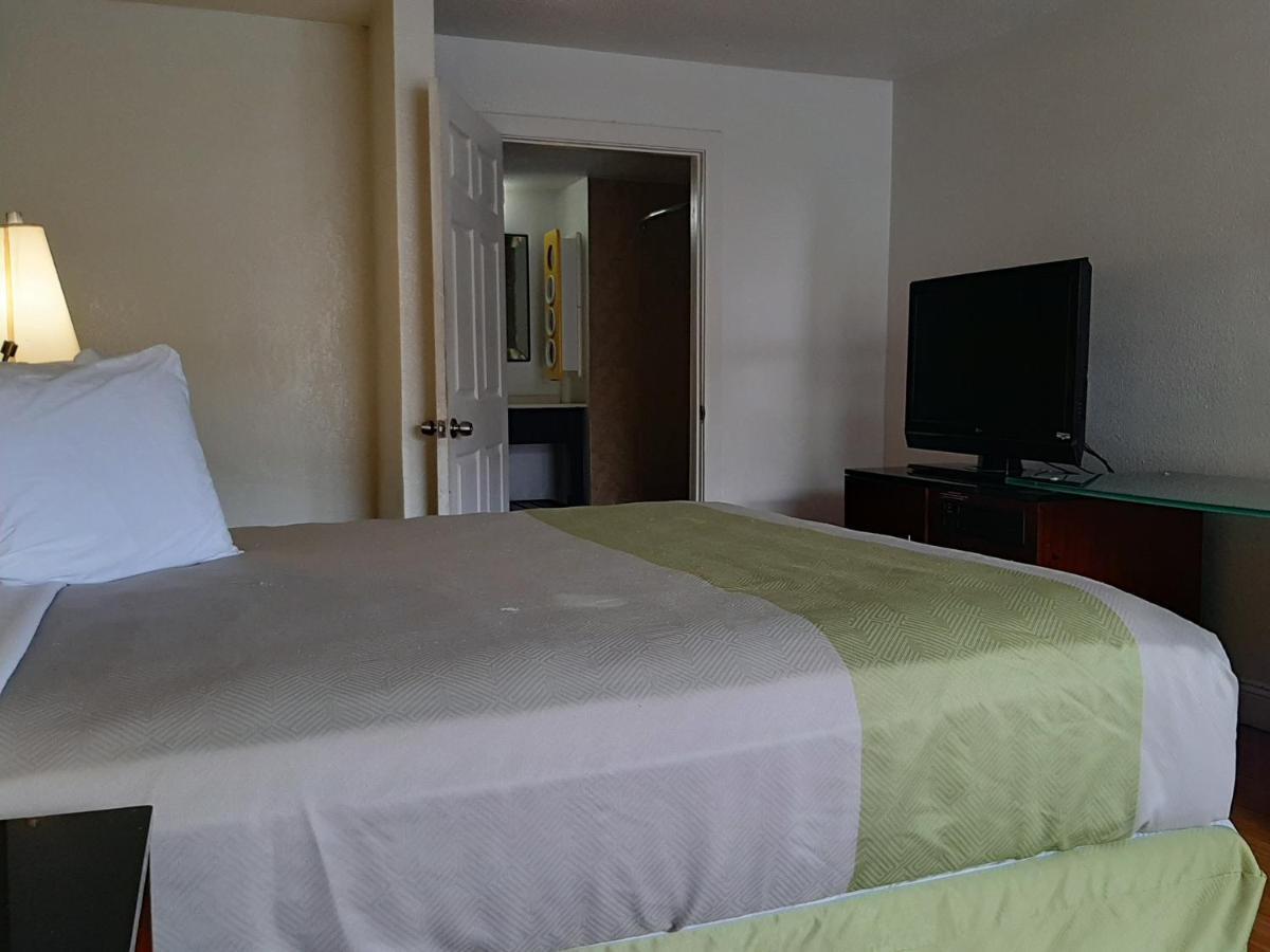 Econo Lodge Airport Near Billy Graham Parkway Шарлотт Экстерьер фото
