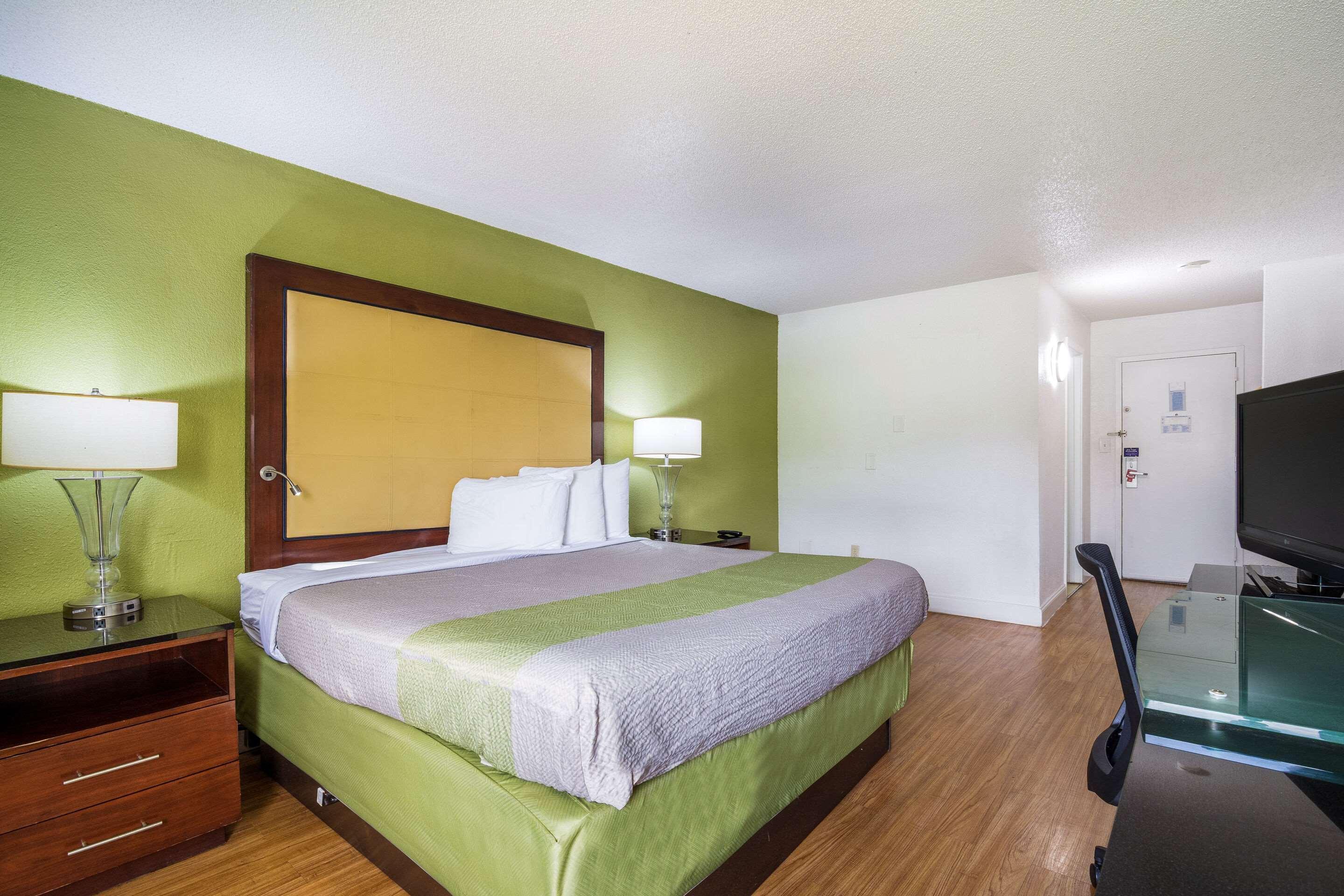 Econo Lodge Airport Near Billy Graham Parkway Шарлотт Экстерьер фото