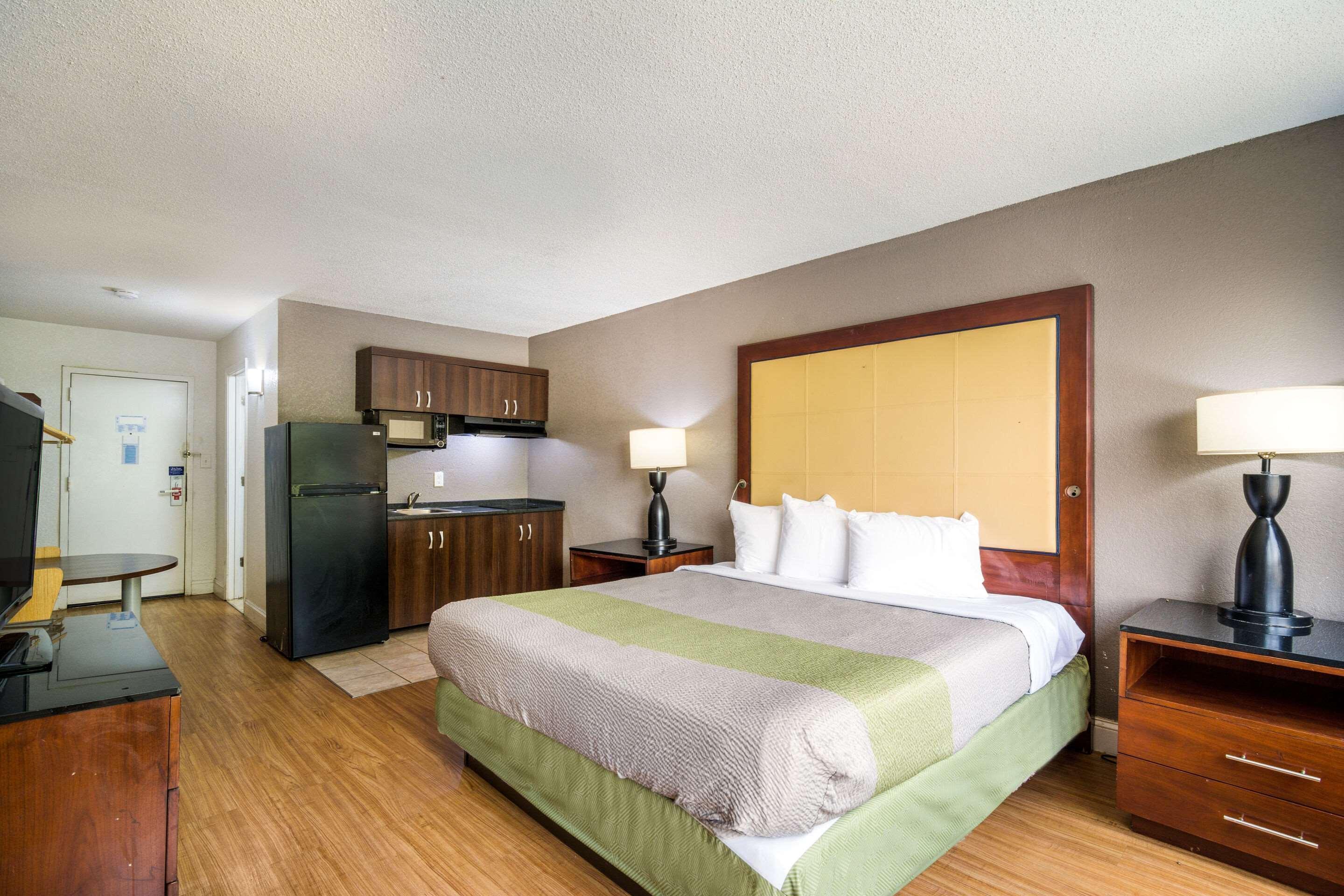 Econo Lodge Airport Near Billy Graham Parkway Шарлотт Экстерьер фото
