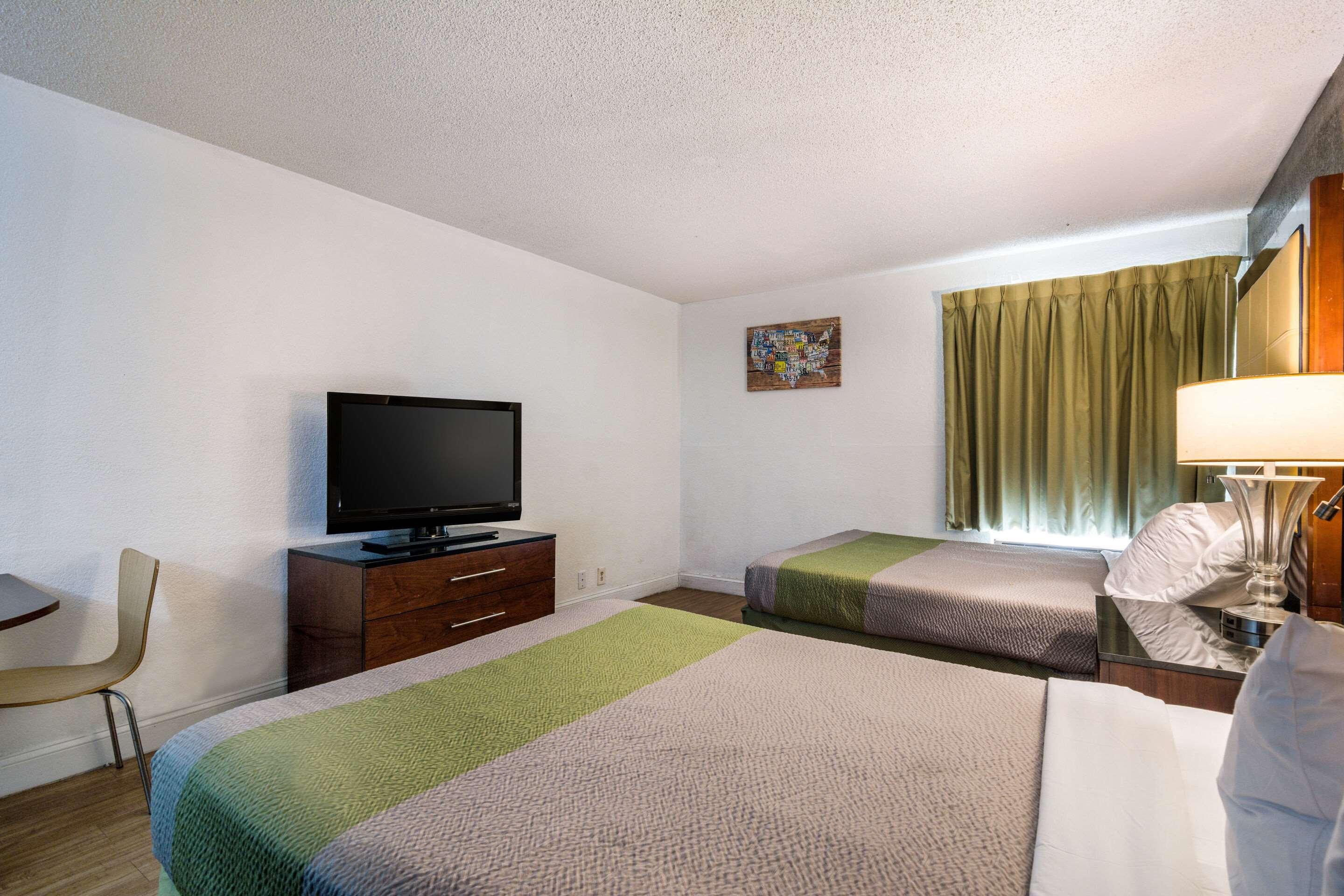 Econo Lodge Airport Near Billy Graham Parkway Шарлотт Экстерьер фото