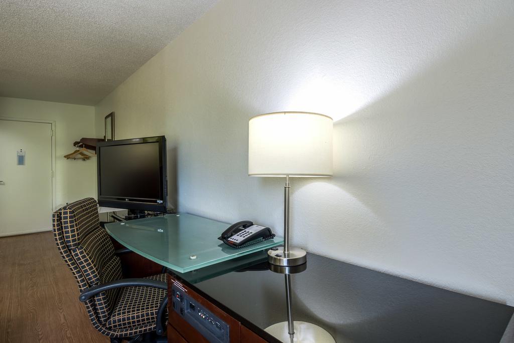 Econo Lodge Airport Near Billy Graham Parkway Шарлотт Экстерьер фото