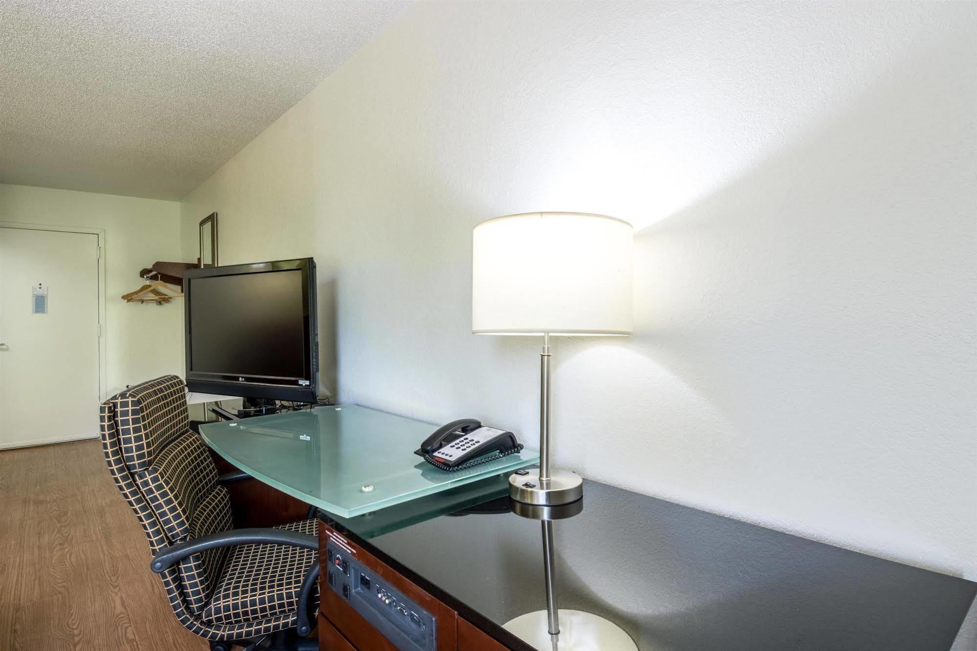 Econo Lodge Airport Near Billy Graham Parkway Шарлотт Экстерьер фото