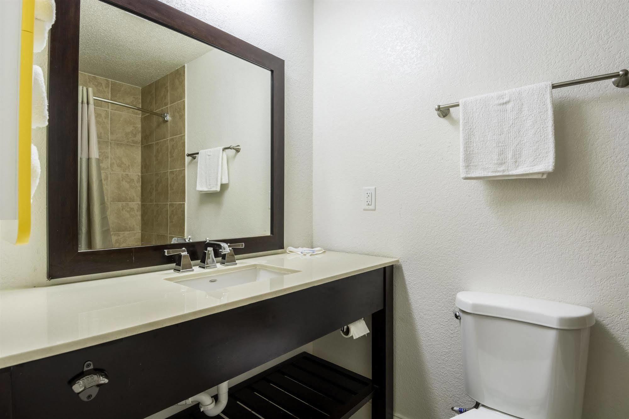 Econo Lodge Airport Near Billy Graham Parkway Шарлотт Экстерьер фото